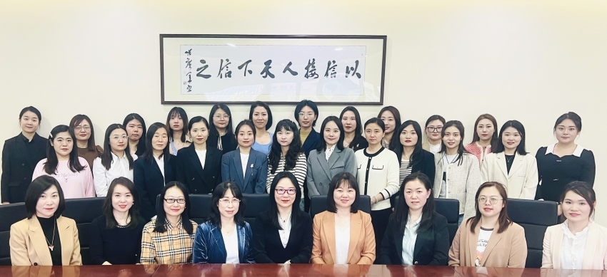 “同心共超越 和諧鑄輝煌”——恒誠信集團財務(wù)及業(yè)務(wù)內勤人員工作交流會(huì )議圓滿(mǎn)召開(kāi).JPG